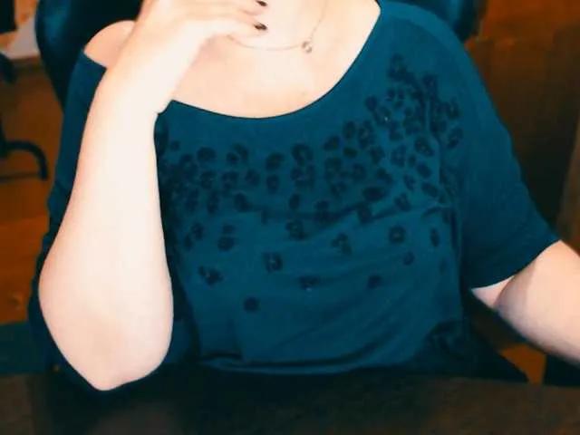 Offline Alisa1917 on BongaCams