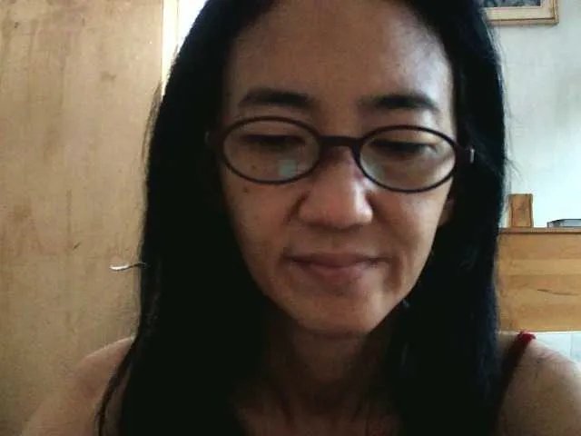 bee077 on BongaCams