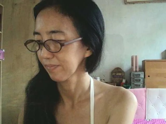bee077 on BongaCams