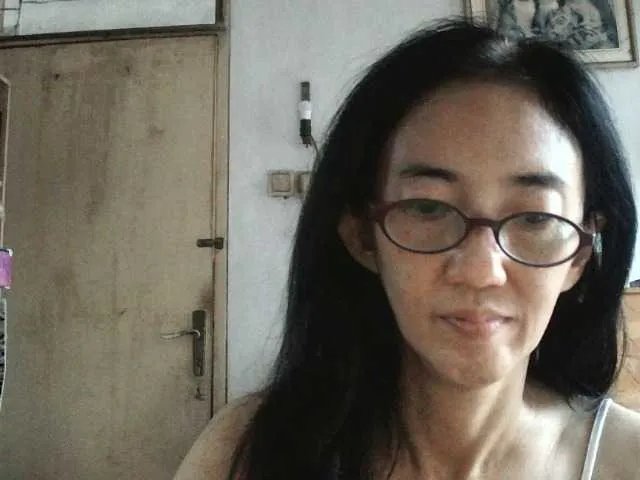 bee077 on BongaCams