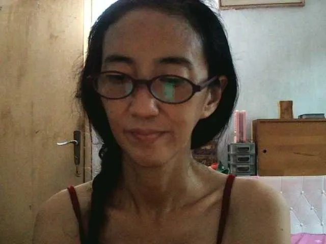 bee077 on BongaCams