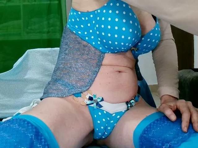 Offline Carolsquirter on BongaCams