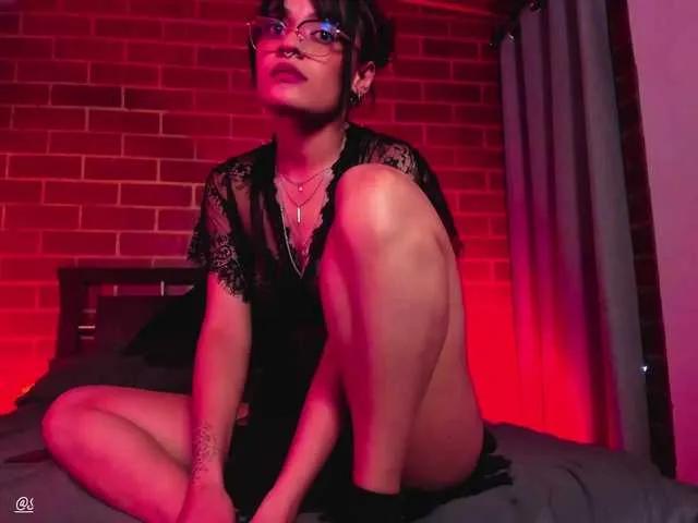 Freechat CurlyScarlett13 on BongaCams