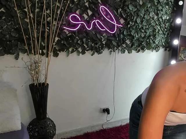 Freechat DestinyHills on BongaCams