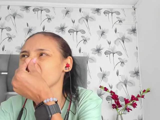 Offline Ehotloveaxxx on BongaCams