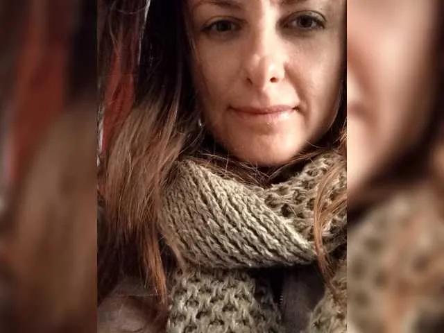 Offline Erine9900 on BongaCams