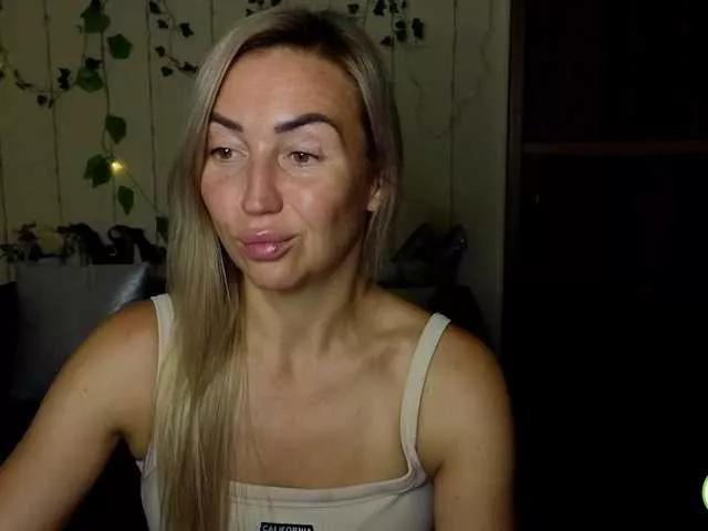 Offline Jullyblondkiss on BongaCams