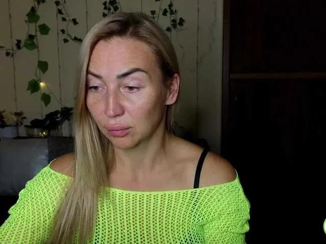 Offline Jullyblondkiss on BongaCams