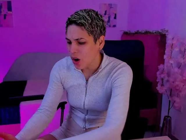 BongaCams LauraR is Freechat LauraR — I'm turned on by intense glances and good conversations that slowly raise the temperature.