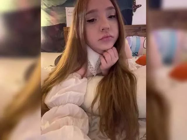 Freechat LittleDelora on BongaCams