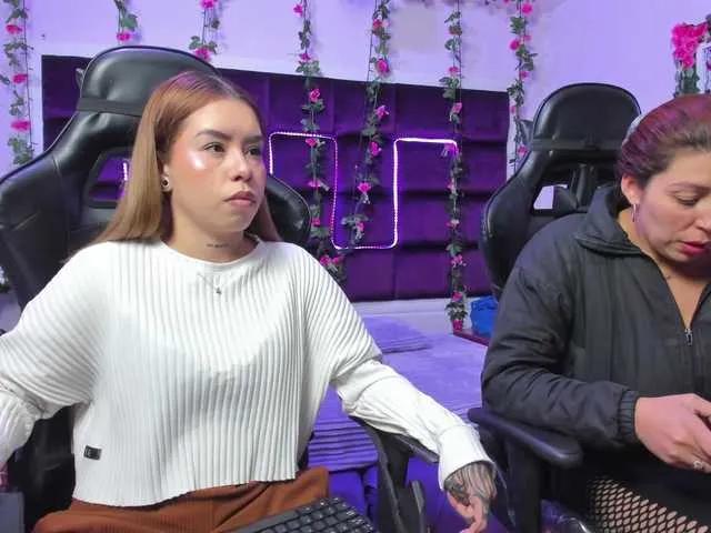 BongaCams LizaAndCharlottt is Freechat LizaAndCharlottt — Motivanos a ponernos calientes con propinas y te mostraremos nuestros cuerpos sexys, lamer el coo y besos candentes nos excitaran mucho.