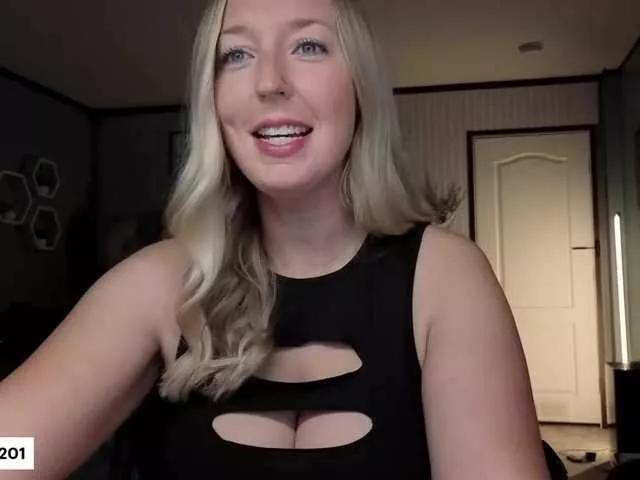 Offline lucyallen4201 on BongaCams