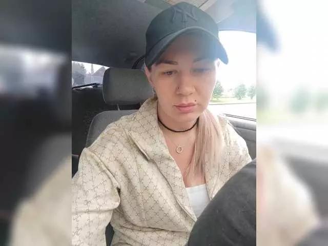 Offline Mandarinka8 on BongaCams