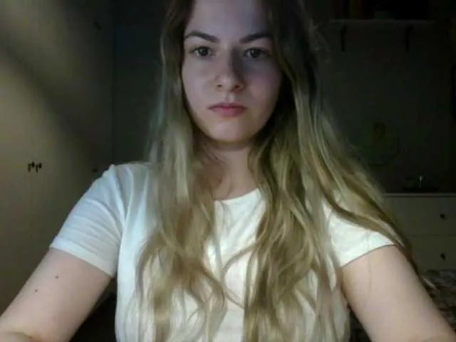 Freechat RosieJune on BongaCams