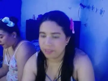 2moons_full_of_love on Chaturbate
