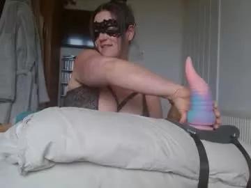 curvymaskedbabe on Chaturbate