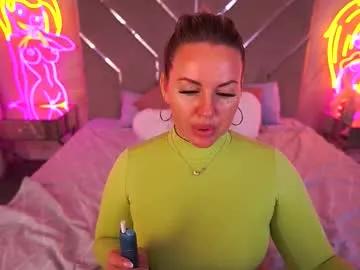 Freechat kiracandys on Chaturbate