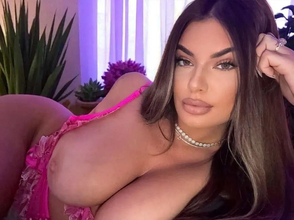 JessycaJanee — I like the spark that builds when a simple smile turns into something deeper. I enjoy playful curiosity, warm confidence, and the kind of chemistry that makes time slow down and speed up when is the time . I love discovering what draws someone in...