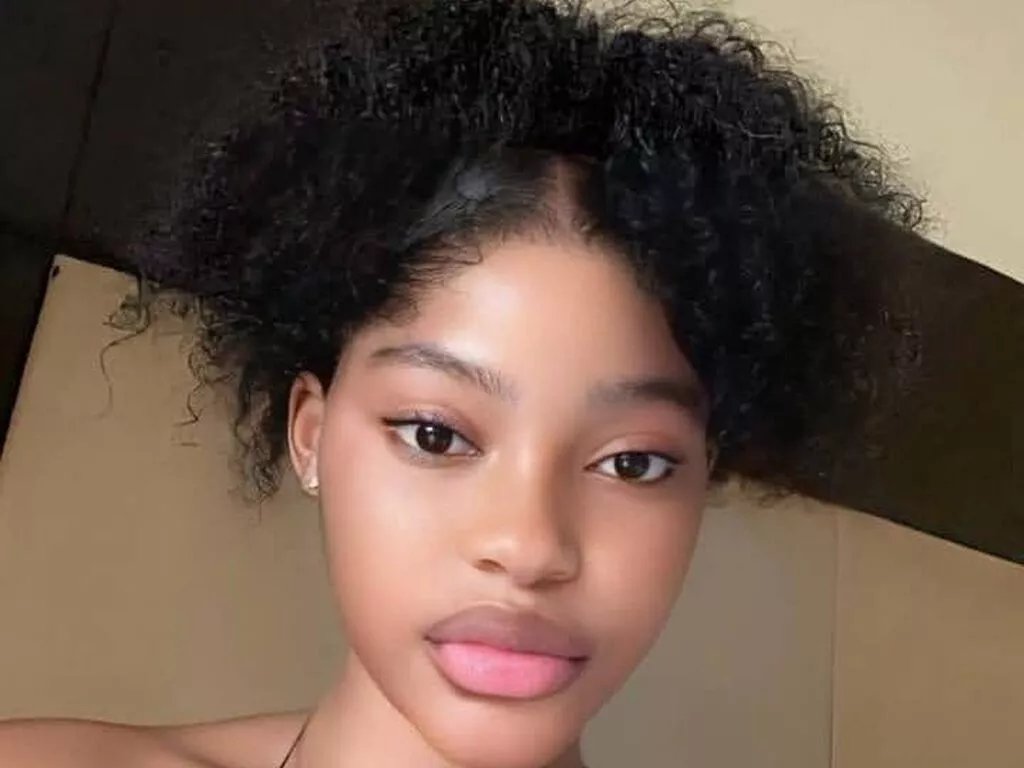 KandyBliss — I love compliments, confidence, a good sense of humor, and people who know how to treat a lady. I'm into music, steamy conversations, and late-night vibes. A little charm and a lot of respect go a long way. 