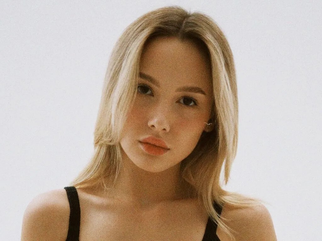 LeticiaTso — Chocolate moods, honesty, cute dogs, warm music, slow teasing, kind words, good energy and people who know how to enjoy the moment.