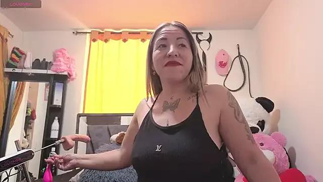 Freechat Hotsamantamature on StripChat