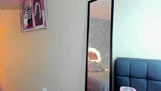 Freechat isabella_milf_ on StripChat