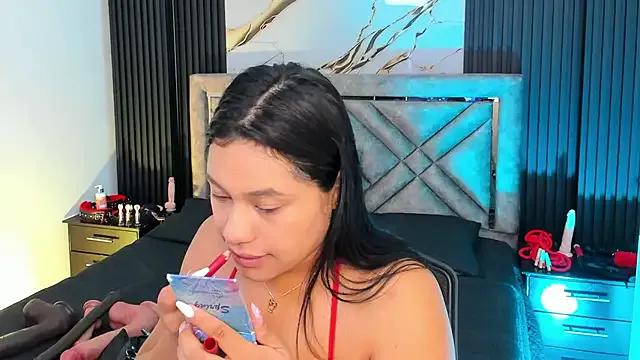 Freechat Issafoxx on StripChat