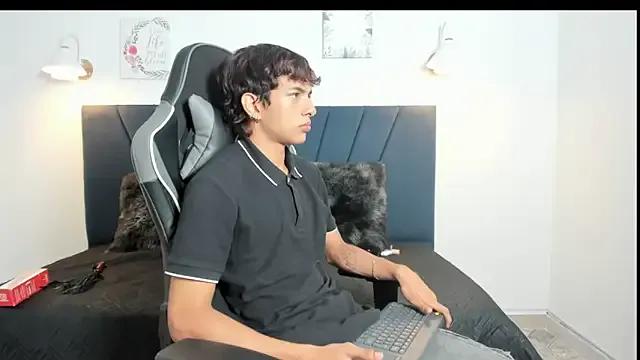 Freechat maicol_cum23 on StripChat