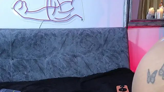 MightyLaura1 — Show clit