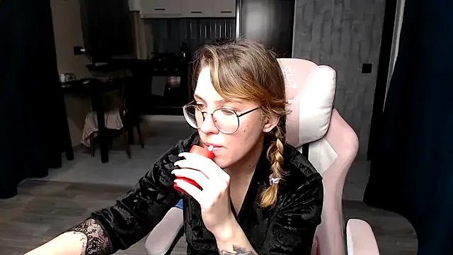 Freechat Reginasmilee on StripChat