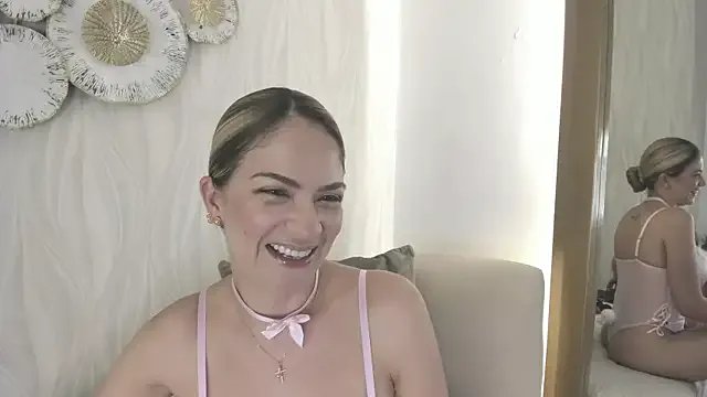 Velora__ on StripChat