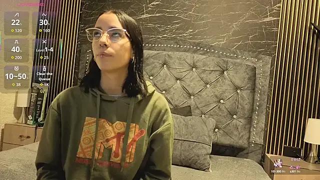 Freechat violett__golden on StripChat