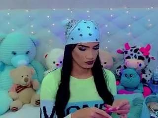 alanna-dollsx on CamSoda 