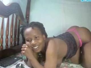 queenloovee on CamSoda 