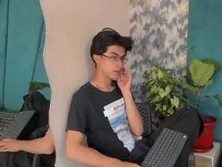 aaron_ez on Flirt4Free 