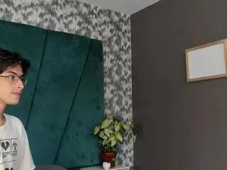aaron_ez on Flirt4Free