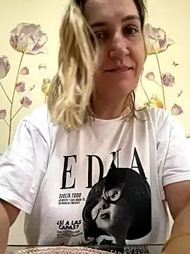 Bia_sexynovaes — Mostrar a bucetinha na tela