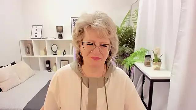 EvelynJoyful on StripChat 