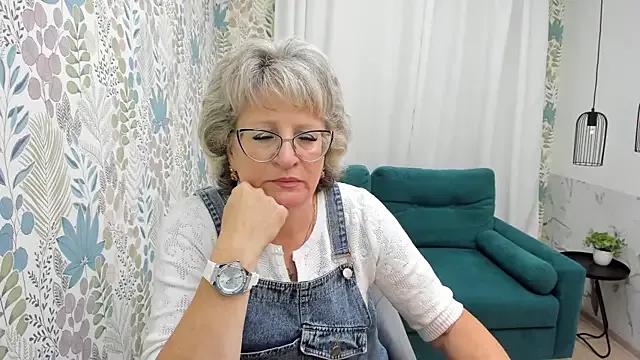 EvelynJoyful on StripChat 