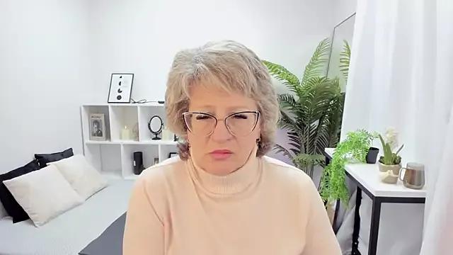 EvelynJoyful on StripChat 