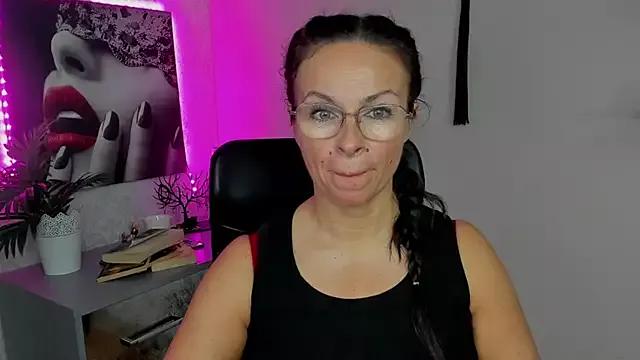 HelenLuxx on StripChat 