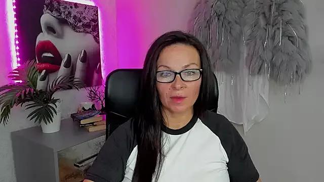 HelenLuxx on StripChat 