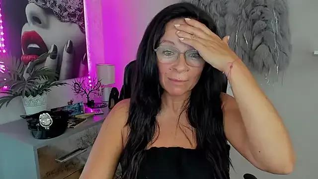 HelenLuxx on StripChat 