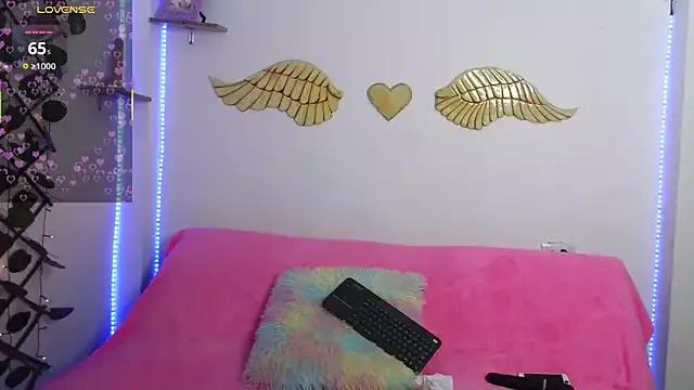 littleayshel on StripChat 