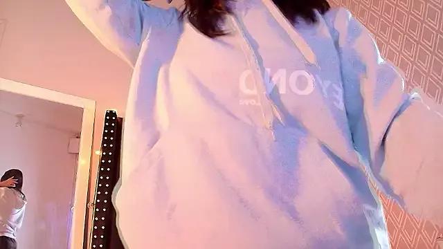 littleebluee on StripChat 