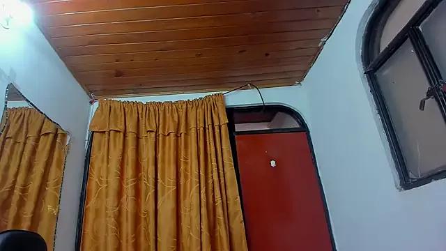 Sarahbrowm_ on StripChat 